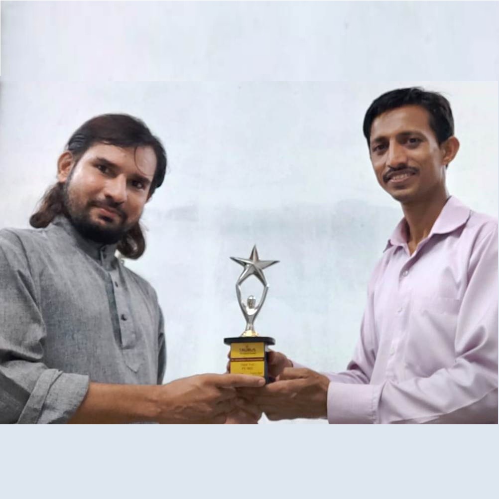 Receiving token of appreciation from Taurus Ethical Fund